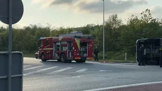 Lastbil fuld af kød vælter i rundkørsel