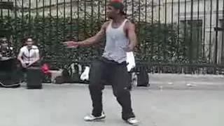 Невероятный танец уличного танцора в Париже~1