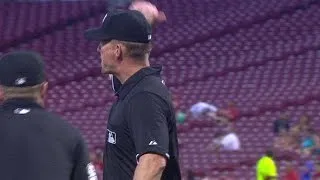 MIL@CIN: Players, umpires get startled by thunder