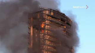 Milano, fiamme imponenti: brucia ancora il palazzo