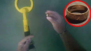 Found This HUGE CHUNKY Gold Ring while Underwater Metal Detecting in The Ocean!