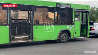 Момент столкновения автобуса с иномаркой в Пскове