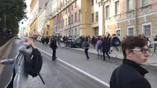 Люди бегут от ОМОНа, в центре Москвы начались задержания