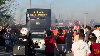 Konya’da Şampiyon Galatasaray’a Muhteşem Karşılama ! Tarih Yine Şampiyonu Yazacak ! Meşaleler Yandı