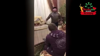 Галустян репетирует перед Кадыровым. Кадыров носит Галустяна на руках