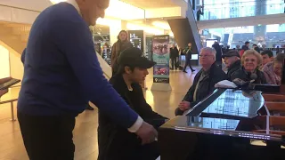 Pianiste chanteur danseur  se réunissent pour improviser. Incroyable