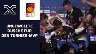 Dennis Schröder wird von seinem Team bei der PK überrascht 😂 | DBB | Basketball-WM