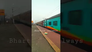 Sealdah rajdhani exp 🚂 dangerous honking 💯😍 Indian railways 🚂#shorts #indianrailways #train