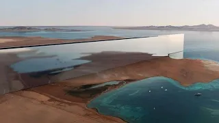 La città specchio nel deserto dell'Arabia Saudita: un'incredibile linea di grattacieli di 170 Km