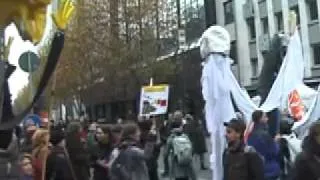 Occupy Frankfurt  - Attac -  Banken in die Schranken - Menschenkette am 12.11.2011