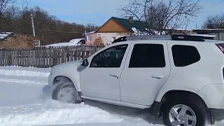 Дастер  в глубоком снегу, развлекаемся