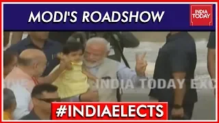 PM Narendra Modi Plays With Amit Shah's Granddaughter Ahead Of Voting | Lok Sabha Elections 2019