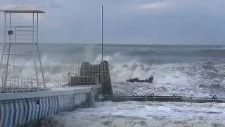 It's no laughing matter!THE MOST POWERFUL STORM in SOCHI  Storm 7 points, huge waves in Sochi