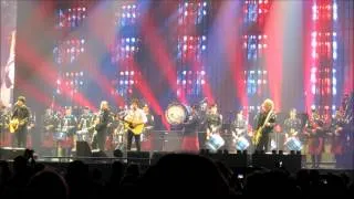 Paul McCartney and the Ottawa Police Services Pipe Band sing Mull of Kintyre