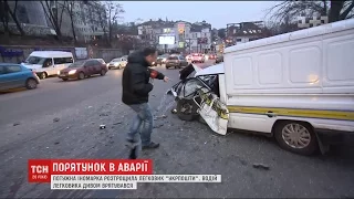 У Києві потужна іномарка розтрощила старенький легковик "Укрпошти"