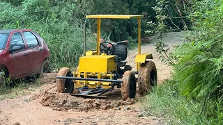 ATOLEI O MINI TRATOR TENTANDO LIMPAR A LAMA DO DESLIZAMENTO.