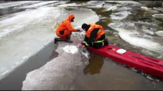 В Лиозненском районе на реке Черница спасатели произвели взрыв льда