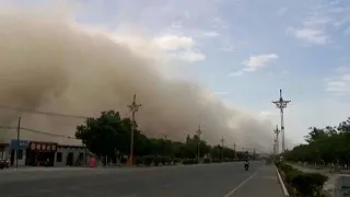 Sandstorm sweeps through north-western China