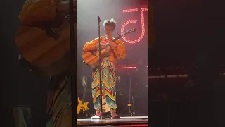 A kiss from Jacob Collier 💋 🎸 ☀️ #grandoleopry #jacobcollier #nashville