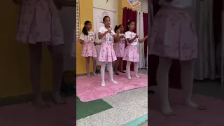 Baile en el día de lectura en primaria