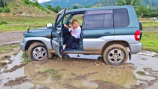 GIRL CAR STUCK  IN THE MUD WATER ROAD DRIVING TEST 4X4 PAJERO IO OFFROAD