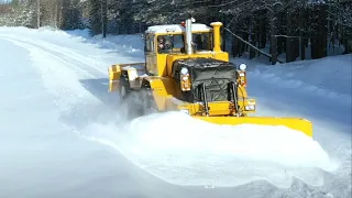 ТРАКТОР КИРОВЕЦ. ТРАКТОР К 700. ЧИСТИТ СНЕГ. МНОГО СНЕГА!!!