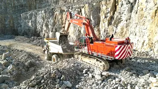 Hitachi ZX870 loading Komatsu HD605...