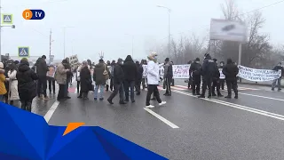 Протестувальники перекрили дорогу та поїхали до президента передавати платіжки за газ