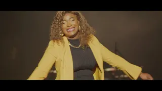 CYNTHIA ZELY   AU CENTRE DE TOUTES CHOSES  OFFICIEL CLIP (COVER)