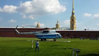 Взлет вертолета Ми-8 у Петропавловской крепости