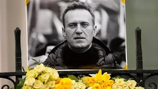 Russians brave Putin's wrath to lay flowers for Alexei Navalny