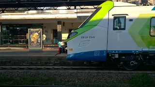 Transito treno Pop etr204 Trenord con bitonale alla stazione di Asti