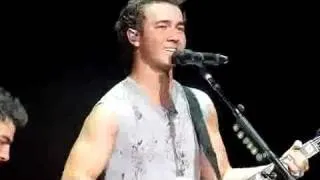 Kevin Jonas singing  Somebody Like You