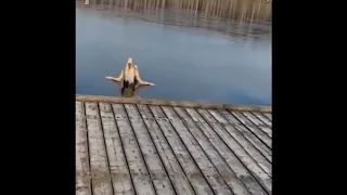 Красивая девушка пытается искупаться..  Beautiful girl trying to swim..