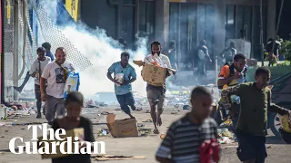 Port Moresby rocked by deadly riots as police strike over pay