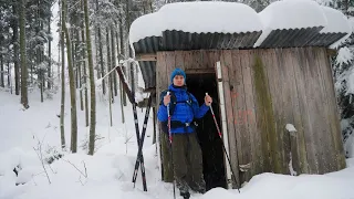 Samotna noc w chatce drwali ogrzewanej piecem, wyprawa na nartach biegowych i beskidzka zima