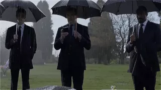 The flash 2x23 Henry Allen funeral