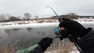 ЩУКА на МИКРОДЖИГ ранней весной! Рыбалка на ультралайт с берега. Спиннинг 2024