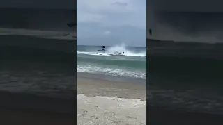 Un avion atterrit sur une plage