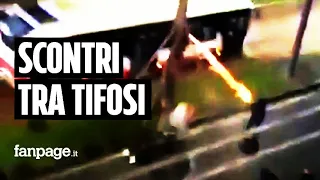 Napoli-Eintracht, scontri tra tifosi: bus assaltati in via Vespucci, bottigliate in piazza Bellini