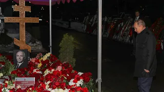 Путин возложил цветы к могиле Ланового! Сын актера держал супругу по руки! Ужасный день