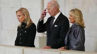 Biden, world leaders pay respects to queen on eve of state funeral • FRANCE 24 English
