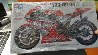 UNBOXING TAMIYA YAMAHA YZR-M1'04