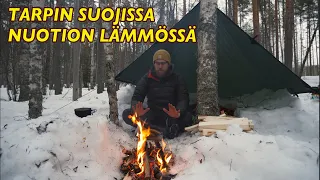 Yö tarpin suojissa ja nuotion lämmössä