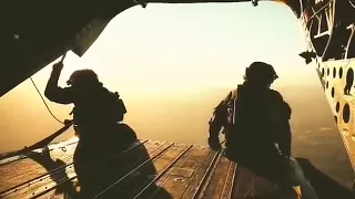 un MH-47G Chinook du160th SOAR lancer a pleine vitesse de croisière magnifique les gars