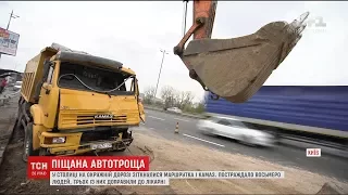 У Києві зіткнулись маршрутка і КамАЗ, є постраждалі