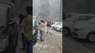 Today Snowfall In Manali ||5 Jan 2022|| Enjoyed 😉 Tourist|| Hotel mountain top