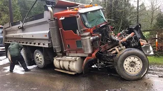 20 Extreme Dangerous IDIOTS Dump Truck Skills - Heavy Equipment Excavator Fail Compilation Operator