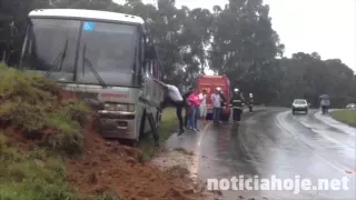 Ônibus desvia de caminhão na pista e bate em barranco