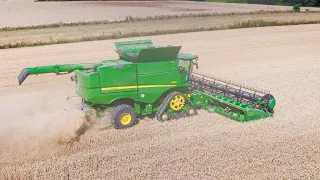 Harvesting wheat in almost 40 degrees with the new John Deere S790 🥵 | Claas | MAN | Delputte